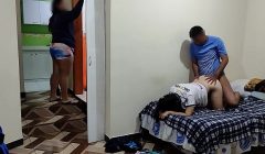 Mi vecina y yo follamos a escondidas de mi mujer cornuda , ella limpia y nosotros lo hacemos sin que ella nos vea, que rico es meterle mi gran polla a mi vecina