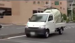 Momo Ichinose in car