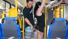 Morena tateando no ônibus