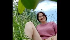 Naked horny MILF in a chamomile field masturbates, pisses and wards off a wasp / Angela-MILF