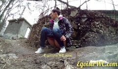 NEW! The beauty wanted to pee unnoticed in the bushes, but we filmed her! Exclusive!