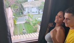 O marido deu uma bobeada enquanto cortava grama eu aproveitei pra dar escondido