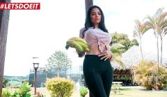 Petite Latina gets picked up and fucked in Columbia