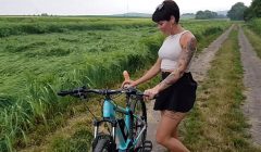 Premiere! Fahrrad in der Öffentlichkeit geil abgefickt!