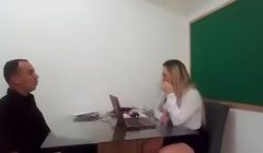 Professor Substituto de História visitando a sala da Diretora