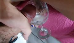 QUE LUXO !!!!! BEBER  PORRA NA TAÇA. O AUGE DA PUTARIA  BUKKAKE