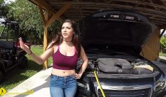 Roadside – Latina wife has sex with her mechanic outside