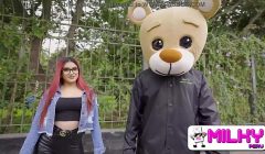 Rosario anda cachonda en la calle y termina follando al Osito Milky… No lo mires si eres sensible!!