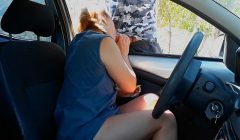 Rubia hace una mamada a un extraño en el estacionamiento del parque