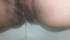Sarettahard in pissing nel bidet
