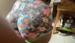 Sexo sin proteccion con mi hermanastra en la cocina  casi nos descubren nuestros padres pero igual la convencí de comerse mi leche