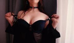 SOLO-FEMALE – Masturbation and close-ups in a hotel room.