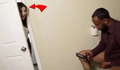 Stepdaughter Wakes Up In The Middle Of The Night & Caught Her Stepdad Watching Porn – Full Movie On FreeTaboo.Net