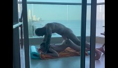 Sur un balcon à Carthagene, une jeune étudiante se fait remplir son jolie petit cul !