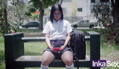 Tímida colegiala de 18 años culona no va a clases y es pillada por desconocido de verga enorme.