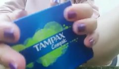 Video veramente rischioso mi cambio un assorbente interno in un garage di un mio vicino