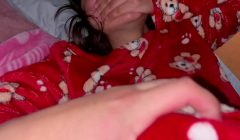 Visito a la SOBRINA de mi esposa en su cuarto y ASÍ de FÁCIL la agarro acostadita en su Cama