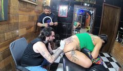Vloog Essa Morena Tatuou a Bunda e Fez a Tatuagem Igual da Cantora Anita