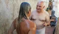 Vovô dando Banho na Novinha que conheceu na Praia !!! Paty Bumbum – Vovo doidera – El Toro De Oro