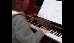 YO TOCANDO EL PIANO – ME PLAYING THE PIANO