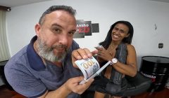 A Milf India Juju aceita o desafio de $10.000 dolares para enfiar o Tikinho no cú