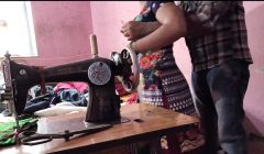 देसी भाभी को सिलाई करते समय अंकल ने चोदा