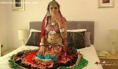 Hot Indian Babe Showing Boobs for evryone